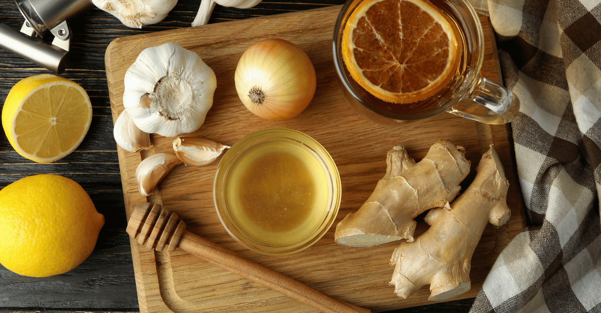 příprava zázvorového čaje s citronem a česnekem